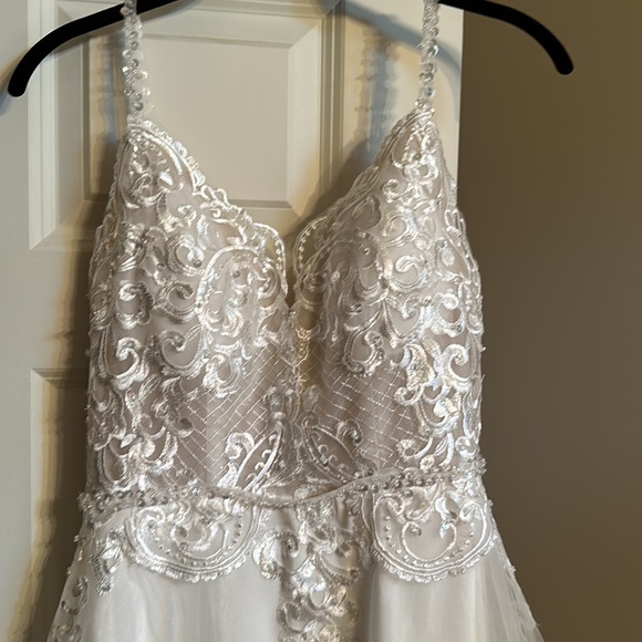 Wedding Dress: NEVER WORN, Trumpet/Mermaid, Size 2 - Picture 3 of 5